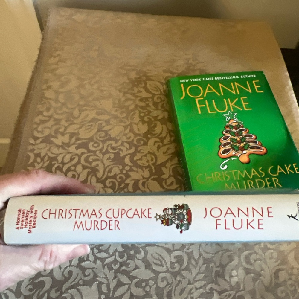 Lot Of Two Joanne Fluke Christmas Books Cupcake Cake Murder Mystery Hardcover - Picture 7 of 12